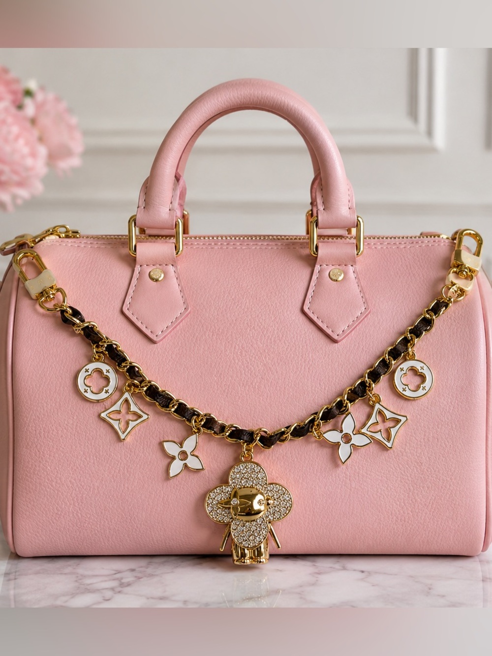 Keychain LV vivi gold diamonds